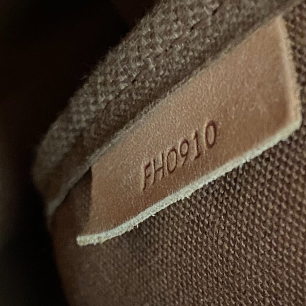 LOUIS VUITTON Saumur 35 Crossbody Messenger Handbag - Picture 4 of 15